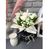 Kompozycja piankowych tulipanów w ceramicznym czarnym wazonie